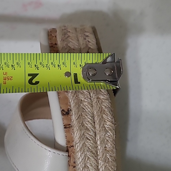 White wedge sandals with ankle strap size 9 - Picture 9 of 10